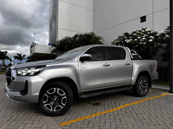 TOYOTA HILUX 2.7 VVT-i FLEX CD SRV 4X4 AUTOMÁTICO TOYOTA HILUX 2.7 VVT-i FLEX CD SRV 4X4 AUTOMÁTICO